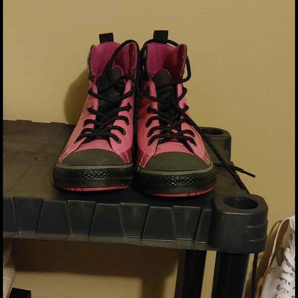 Converse. SOLD - Picture 2 of 6